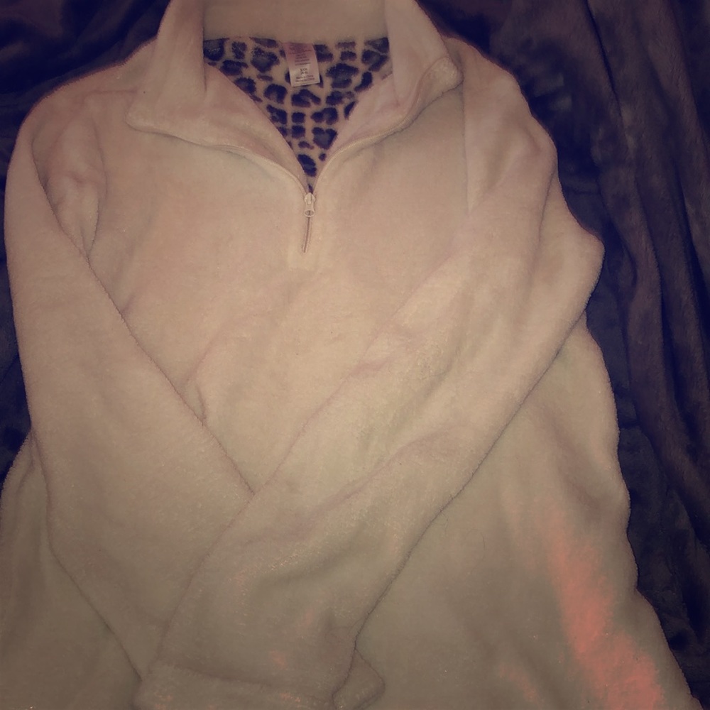 White fuzzy pull over 💕